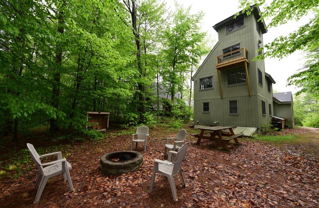Large House in Conway, NH, Close to Association Beach, Firepit, Dog Friendly