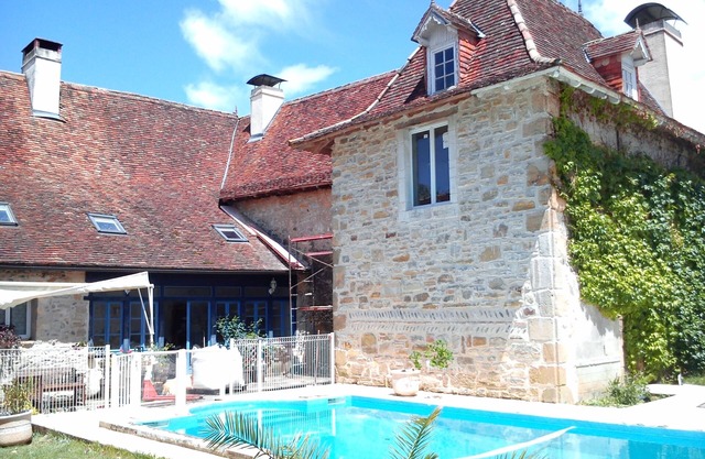 Large house with swimming pool, party room and jacuzzi