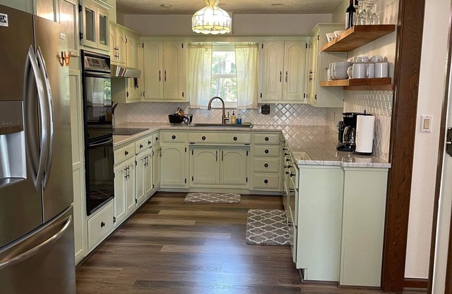 Large lake Hudson home with spectacular lake views, only 45 minutes from Tulsa