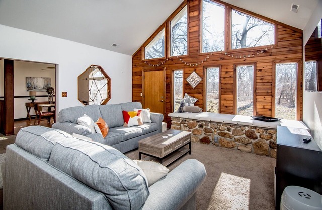 Large Lake of the Ozarks Private Home on Water, Close to All Attractions