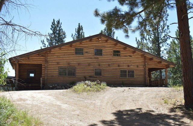 Large log house - private, comfortable and relaxing