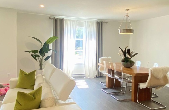 Large Luxurious Condo, 15 mins from Downtown and Dix30