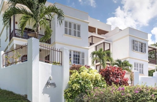 Large luxury 1 bedroom apartment, pool & sea view