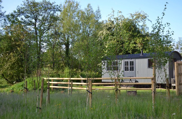 Large Luxury Shepherds Hut with Hot Tub near Bath