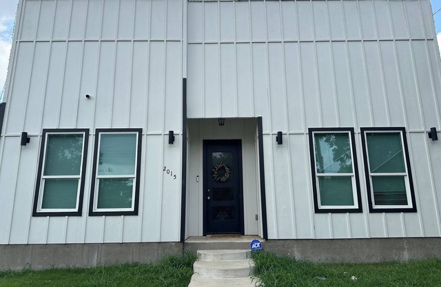 Large Modern House In Dallas. Pet Friendly!