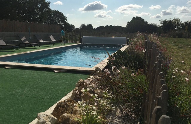 Large, quiet house with swimming pool for vacations with friends and family