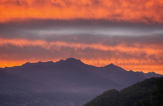 Large renovated gîte with magnificent mountain views, at the heart of many activities.