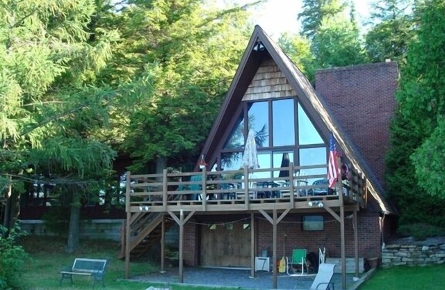 Large Secluded Lakefront Chalet on Chazy Lake