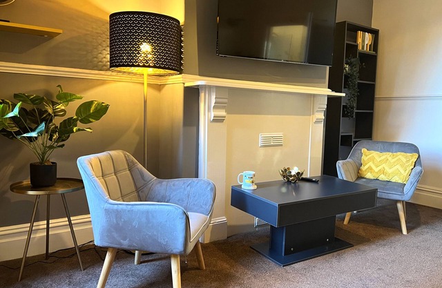 Large Serviced Apartment - Taunton