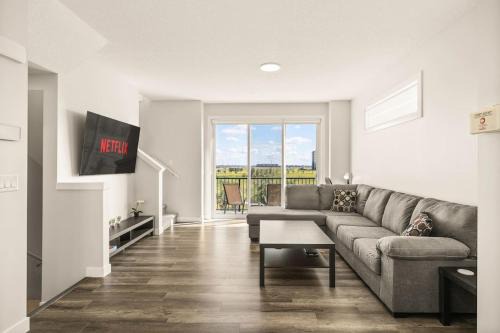 Large Single Family 3 Bedroom House with Air Conditioner, Garage and Lake View