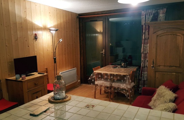 Large Studio Cabin with magnificent view of the Mountains
