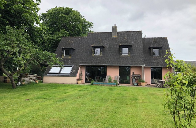Large unoverlooked house in wooded garden 3km from beaches