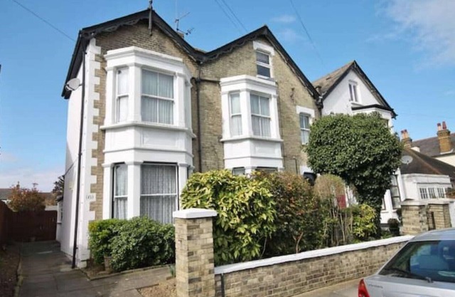 Large Victorian 4 bed apartment close to central London