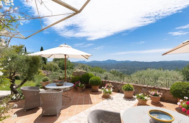 Large villa with separate guesthouse, luxury amenities and panoramic view