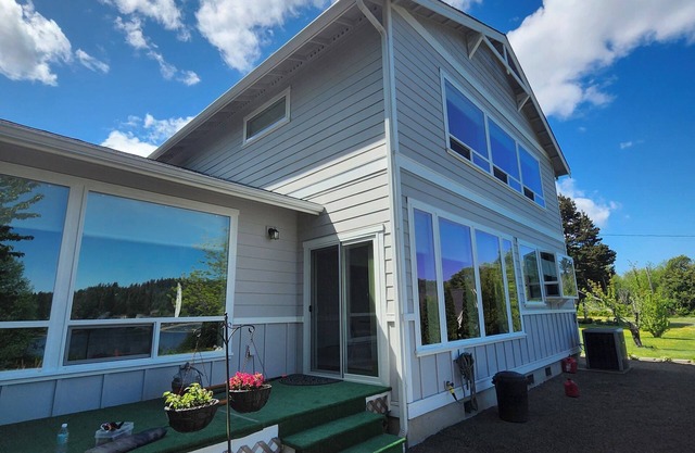 Large waterfront home. Close to Hood Canal bridge and several tourist towns!