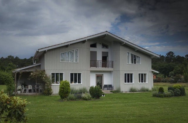 Large wooden house with swimming pool 11 x 5 land 10,000 m2
