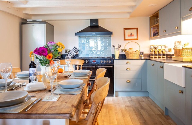 Lark Rise Cottage - sleeps 5 guests in 3 bedrooms