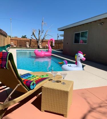 Las Vegas home big Pool 2300ft 3 beddroom