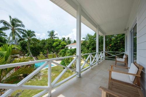 Laughing Bird 2BR #5 - Brand New Stylish Apartment, Pool and Bea condo