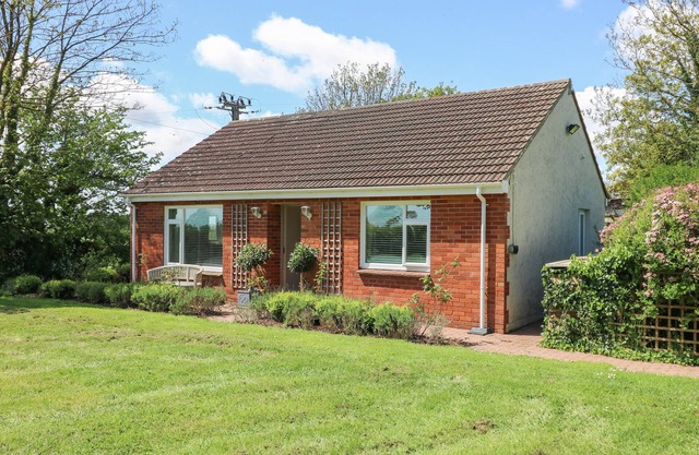 LAVENDER LODGE, family friendly, with hot tub in Haverfordwest