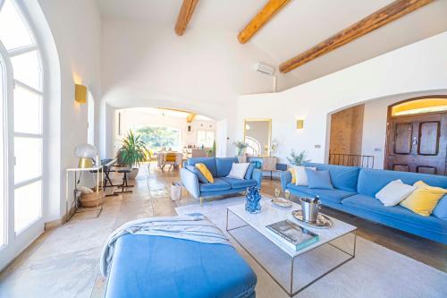 Lavish Villa First Floor near Aix with Pool, AC & Sainte-Victoire Views - Le Tholonet
