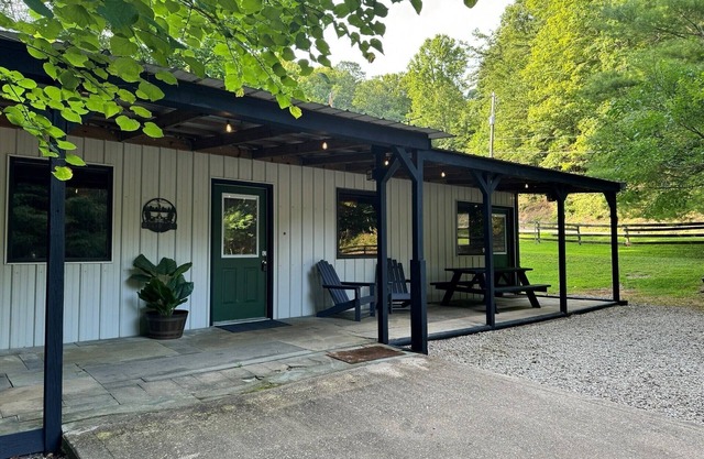 Lazy Lane Cabins - Brookside Cabin
