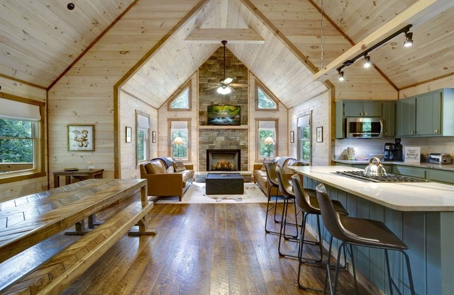 Lazy Luxury– New Modern Build: All King Bds, Fire Pit, Spa & Treetop Deck Views