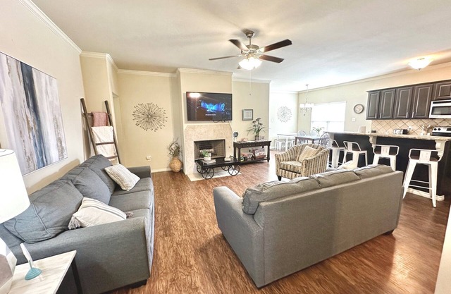 LBK Luxury! ✅ 7 Beds + Great Area + Convenient to all of LBK & TTU. 🌟