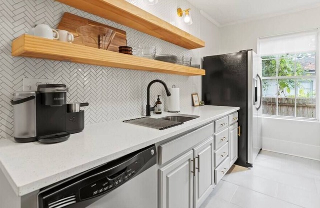 Le Avondale: Updated & Clean home