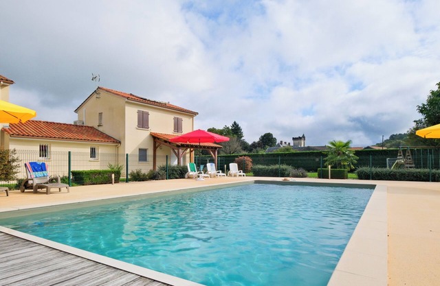 Le Perchoir – House with Air Conditioning and Shared Pool in Savignac-les-Églises