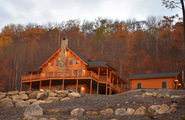 LEAF PEEPER DEALS PRIVATE HOME,SLEEPS 12, GRAND VIEWS & HOT TUB & PET FRIENDLY