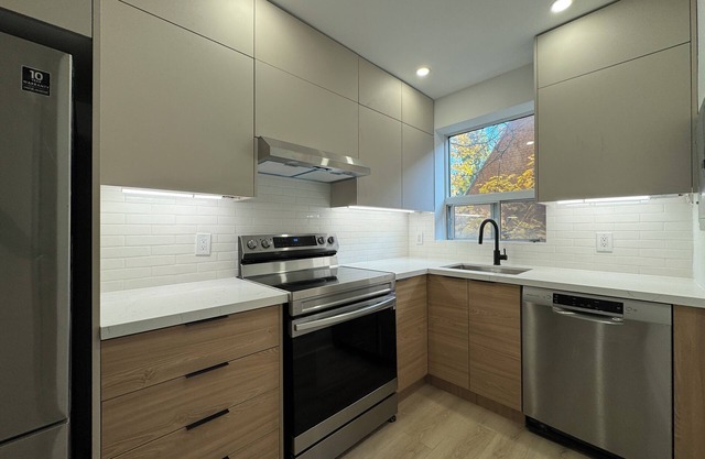 Leaside 2BR with parking and laundry, family and pet friendly neighbourhood