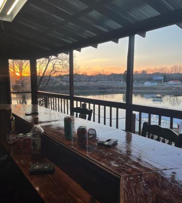 Ledgerock lake house! Boat included march-October,outside bar, Pool table,family fun center