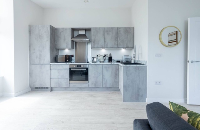 Leeds Haven - Niche 1 & 2 Bedroom Apartments with Cityscape views includes parking upon availability by Sojo Stay