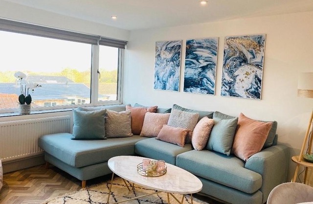 Lees Lookout Holt ,2 bedroom luxury apartment with private parking
