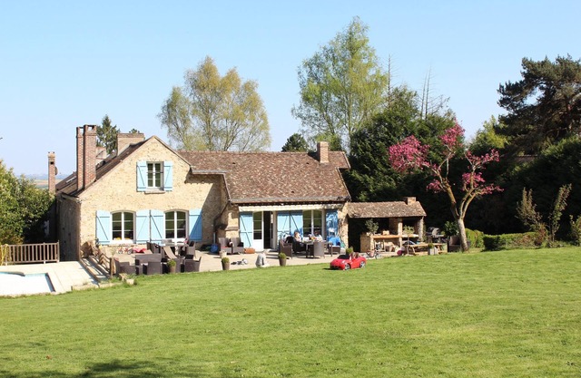 Legcity: Large property with swimming pool and BBQ 45 minutes from the center of Paris