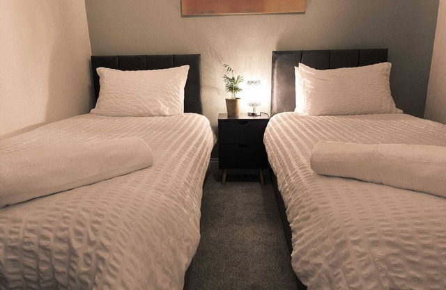 Leigh on sea- Ground Floor- Parking Included! - Long Stay Discounted