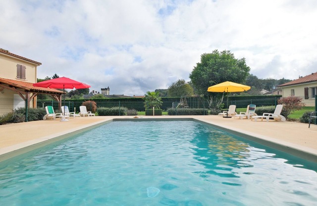 L’Enclos – House with Air Conditioning and Shared Pool in Savignac-les-Églises