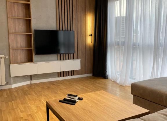 Leo Lux 2