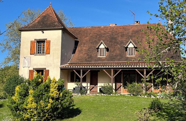 Les Costes, Calvignac. Large house with pool. Close to the river.
