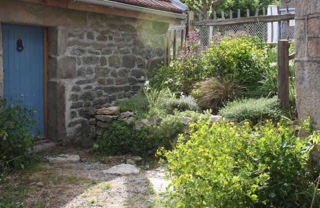 Les Geais - Versatile accommodation in cottage and quirky barn conversion