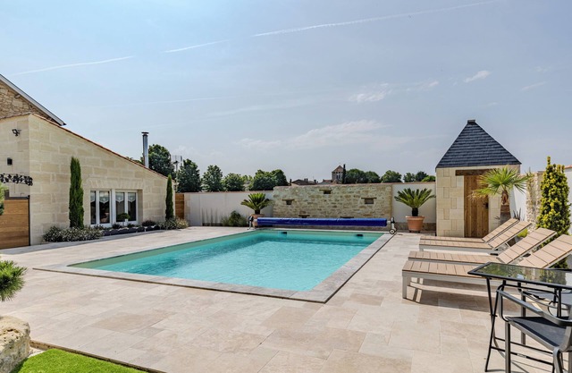 Les Marronniers – Holiday Home with Pool and Vineyard View in Montagne