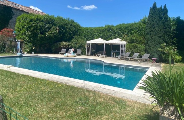 Les Meurs: Two cottages with swimming pool for 12