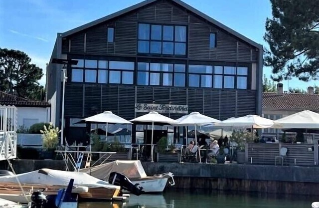 LES SUITES DU PORT by Le Saint Ferdinand
