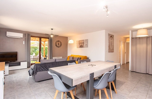 Les Tournesols Belle Maison parking 3 beds 160x200 1 bed 190 x 80 wifi, air conditioning