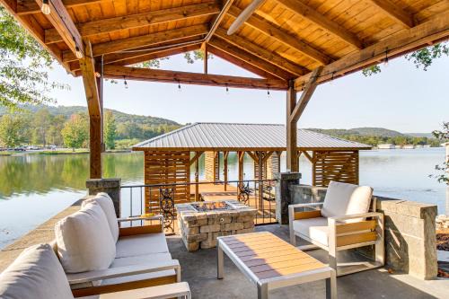 Less Than 1 Mi to Boat Launch Home with Dock in Scottsboro