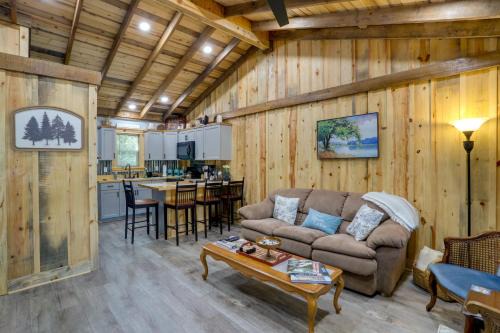 Less Than 1 Mi to Devils Fork Recreation Area Cozy Cabin!