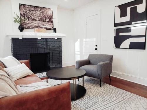 Less than 10 mins from Downtown, early checkin-subject to availability, pool table