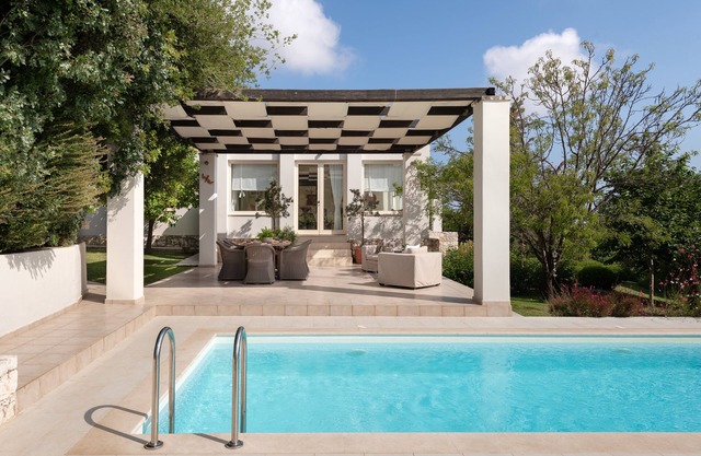 Levantes Luxury Home - Nature Inspired, Pool & BBQ