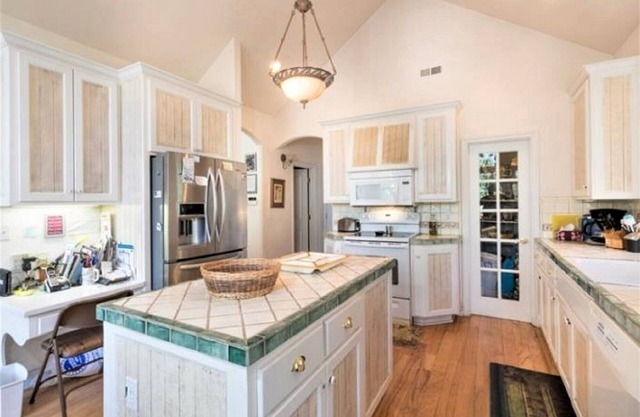 Light And Bright 3 Bedroom Home by RedAwning